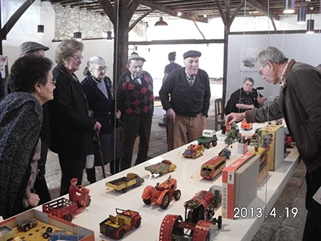 Visita à exposição do brinquedo, Cem Soldos